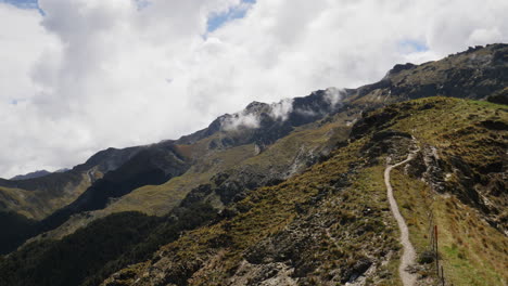 ruta de senderismo en las montañas de nueva zelanda - 4k