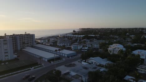 Vista-Aérea-De-Casas-Y-Alquileres-Frente-Al-Mar-En-Anna-Maria-Island,-Florida