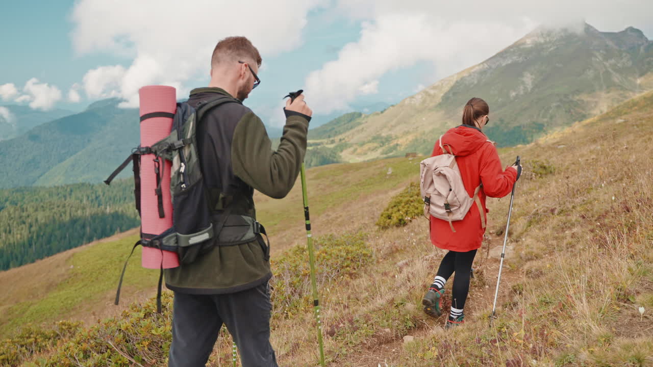 산길 에 있는 산책자 들