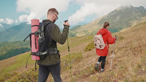 excursionistas en un sendero de montaña