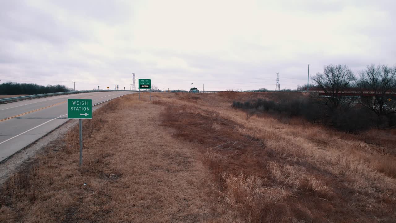 señal de tráfico de la estación de wigh que indica que está abierta