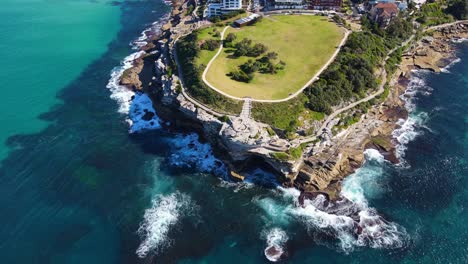 Top-View-Of-Marks-Park-At-The-Rocky-Headland-Between-Tamarama-And-Bondi-Beach-In-NSW,-Australia