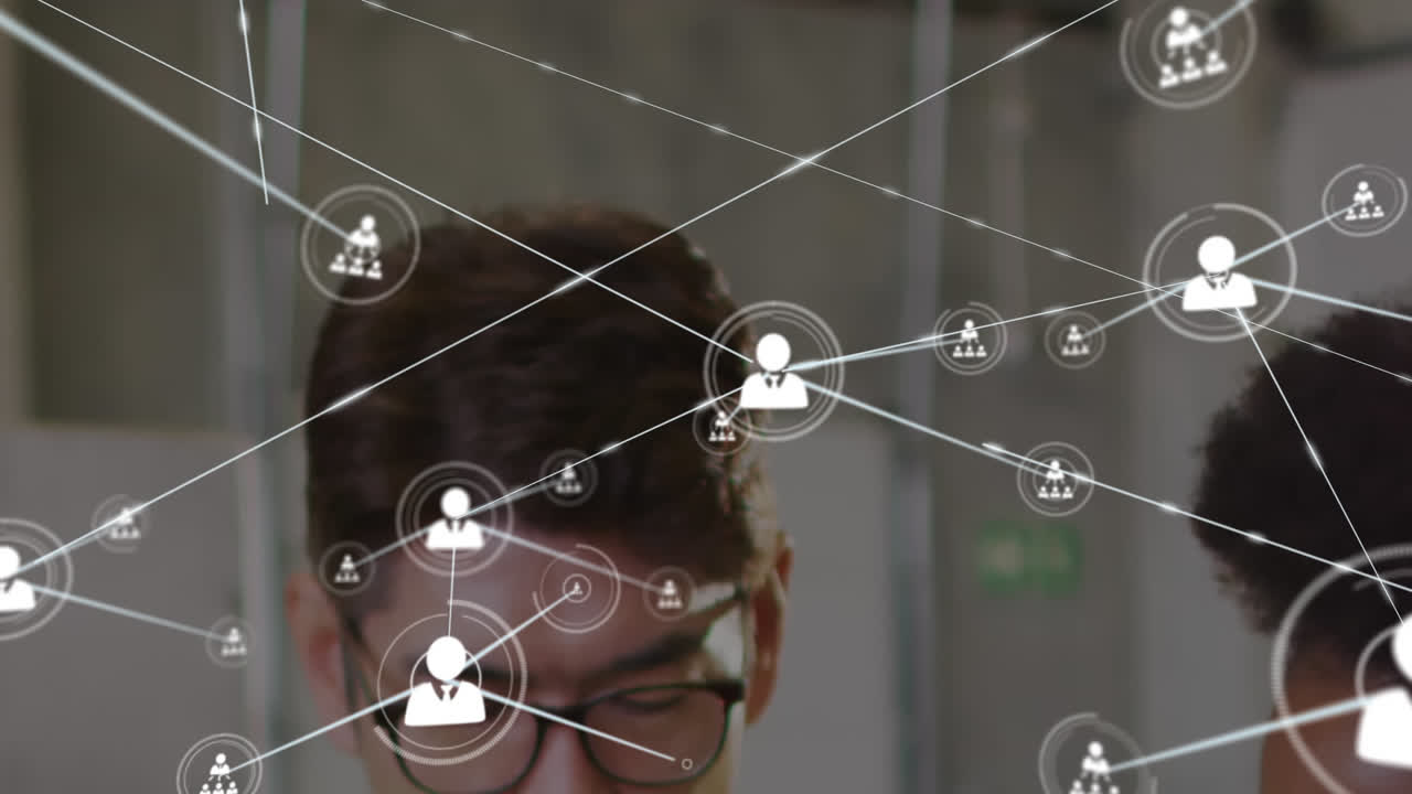 animación de la red de conexiones con iconos y hombre asiático que trabaja en el almacén