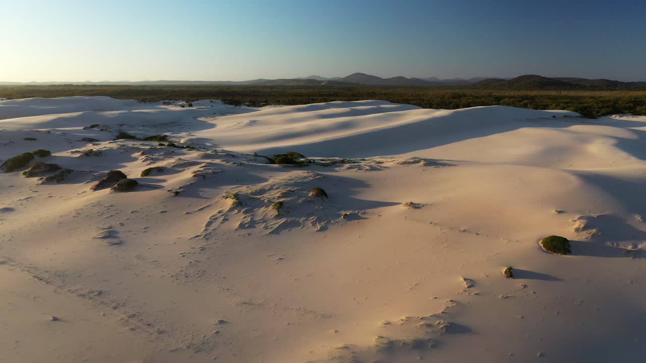 amplia toma cinematográfica de drones de las dunas de arena de punto oscuro en el nido de los halcones, nueva gales del sur, australia