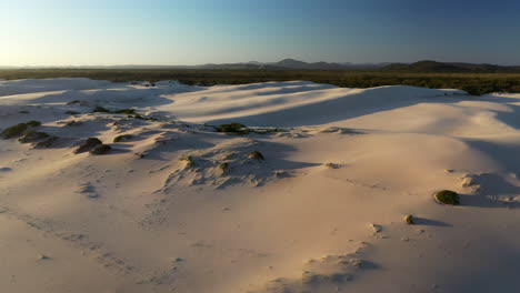 Amplia-Toma-Cinematográfica-De-Drones-De-Las-Dunas-De-Arena-De-Punto-Oscuro-En-El-Nido-De-Los-Halcones,-Nueva-Gales-Del-Sur,-Australia