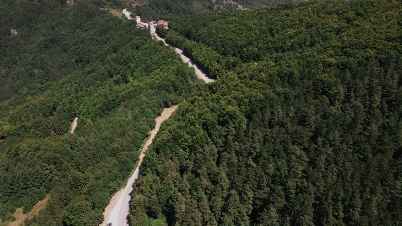 vista aérea de una carretera estrecha que pasa por un bosque natural verde pino en el parque nacional serbio de tara