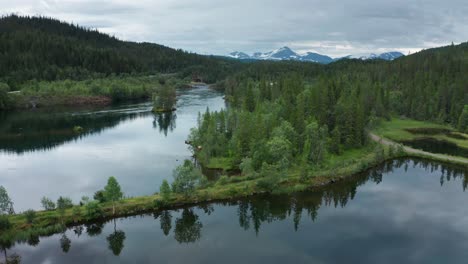 Un-Vuelo-Hacia-Adelante-Sobre-El-Lago-Avan-En-Noruega