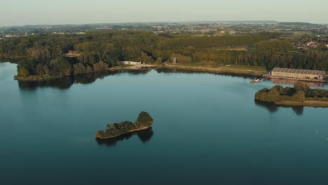 hermoso río que fluye a través de la campiña bélgica al atardecer, vista aérea