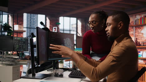 miembros del personal de una agencia de desarrollo de software que colaboran