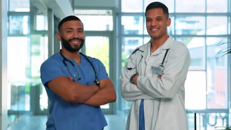 hombres médicos, retrato y sonrisa de un médico