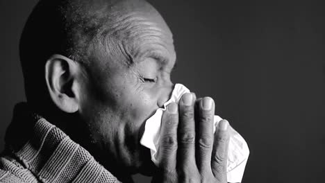 coger la gripe hombre soplando la nariz con alergia estornudando después de coger un resfriado con fondo gris con la gente stock video stock footage
