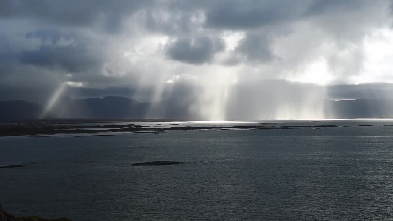 enormes nubes de tormenta en un día lluvioso, sobre el horizonte y los acantilados de los vesteralen en noruega