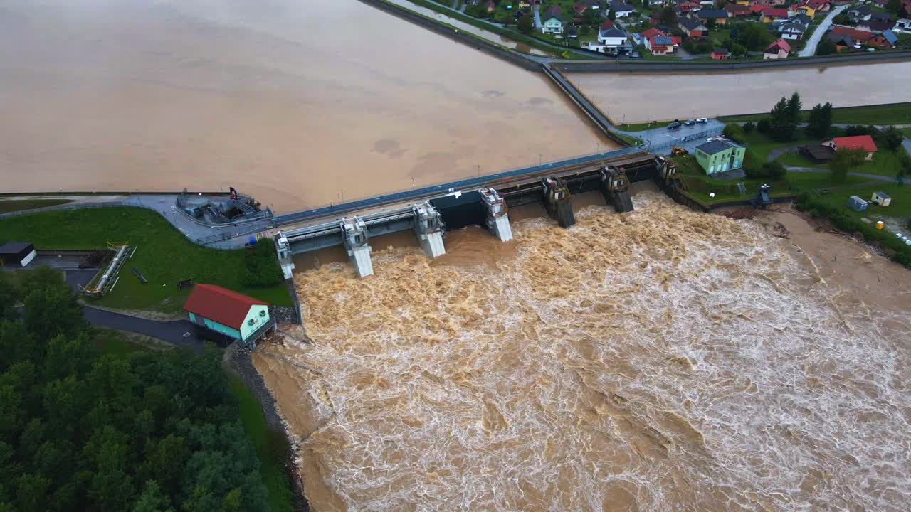 끔찍한 항공 4k 드론 영상 he markovci pri ptuju