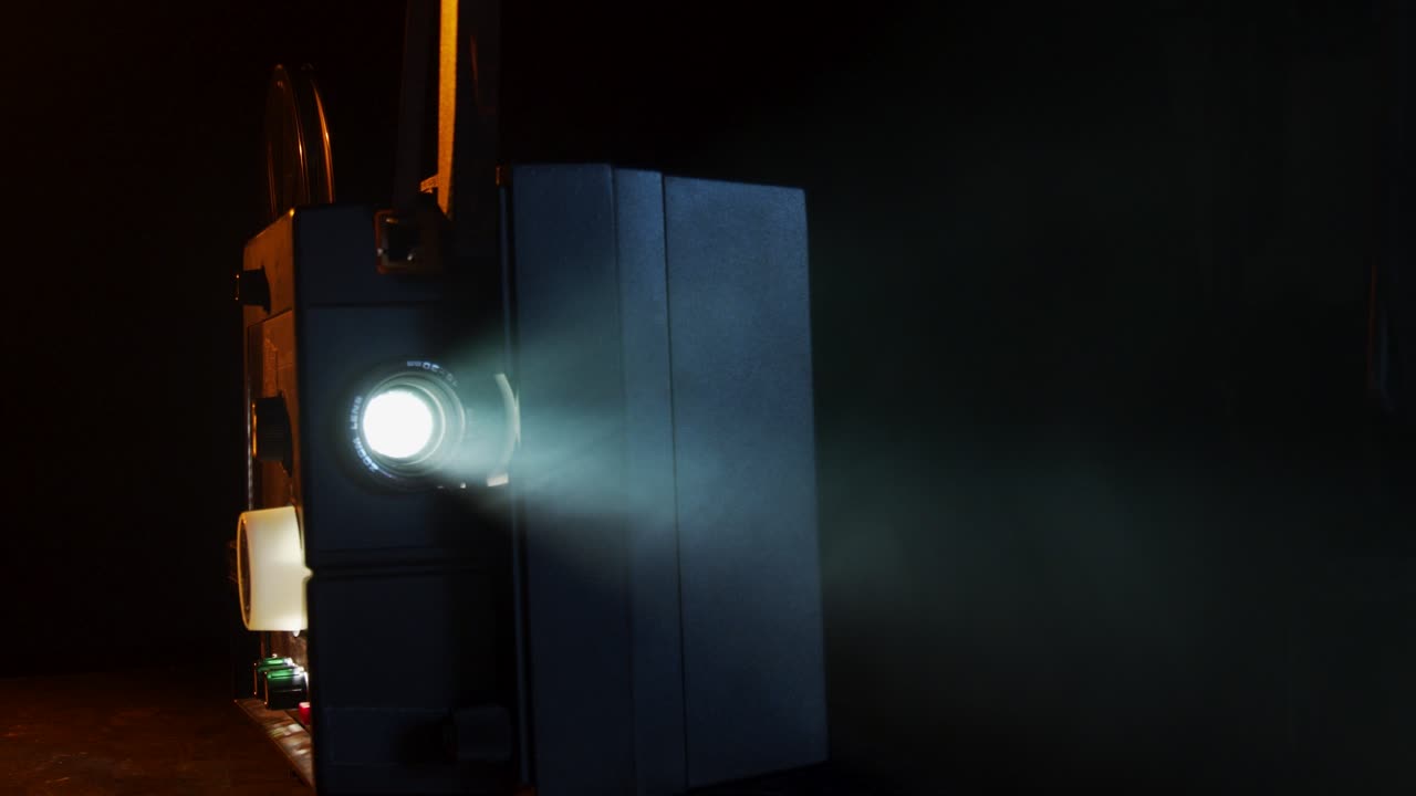 proyector de películas super-8 que muestra películas caseras en una habitación llena de humo