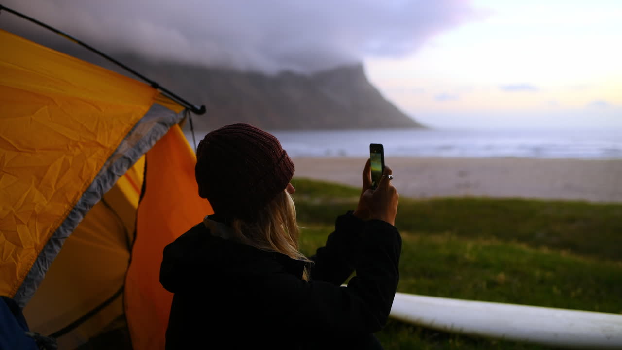 una mujer irreconocible sentada sola