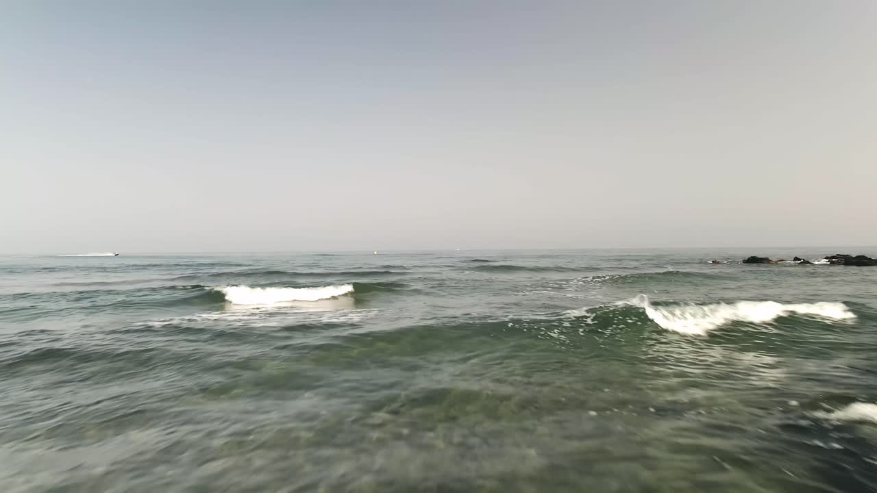 바위 해변에서 바다로 빨리 감기 돌리