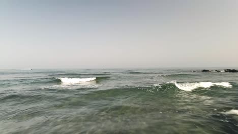 muñeco de avance rápido desde la playa rocosa hasta el mar.