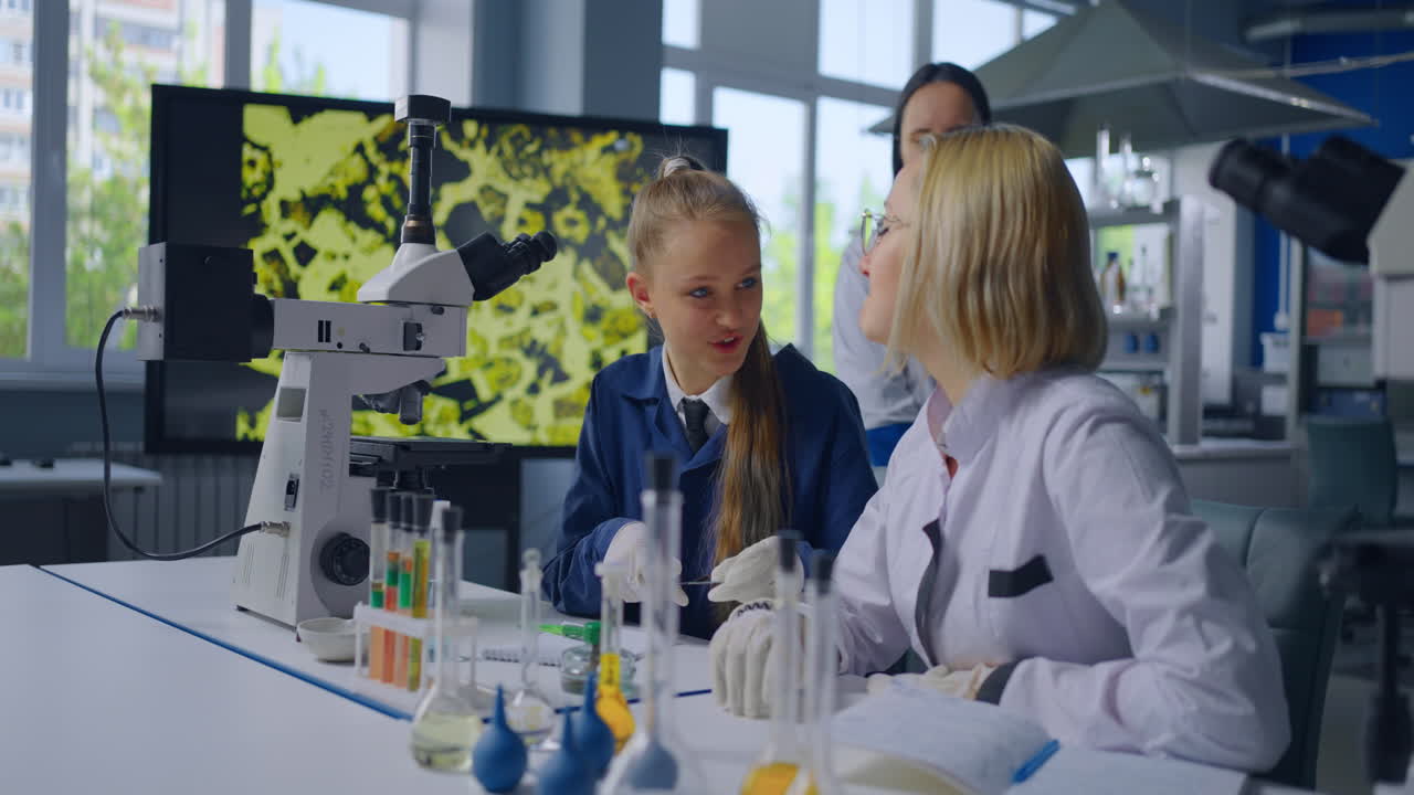 студенты учатся в научной лаборатории.