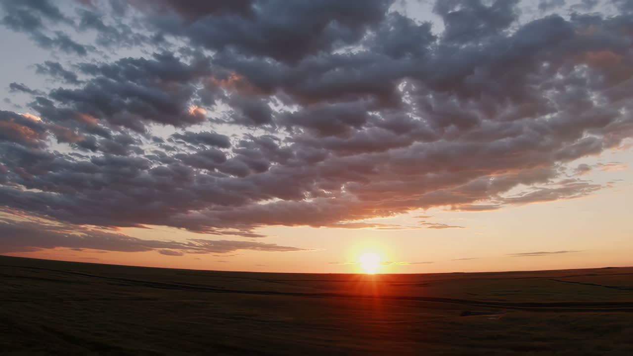 puesta de sol sobre las llanuras
