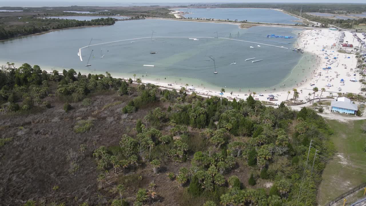 vista aérea giratoria del parque sunwest, parte del sistema de parques del condado de pasco
