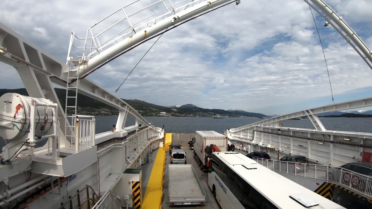 웨스트네스 노르웨이에서 몰데로 항해하는 자동차로 가득 찬 페리 karlsoyfjord - 자동차 갑판 위의 플랫폼에서 보는 넓은 각도의 승객