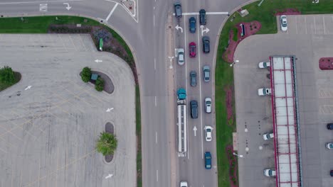 Der-Fahrer-Eines-Blauen-Tanklastwagens-Hält-An-Der-Ampel-An,-Um-Links-Auf-Die-Townline-RD-Abzubiegen.-Vernon-Hills,-Illinois,-USA-–-Halbgleisiges-Fahren-Auf-öffentlichen-Straßen