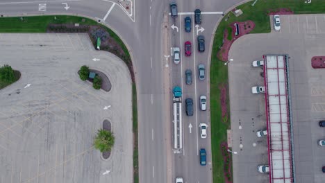 el conductor de un camión cisterna de combustible azul se detiene en el semáforo para girar a la izquierda en townline rd vernon hills, illinois ee.uu. - conducción de semi-pista en carreteras públicas