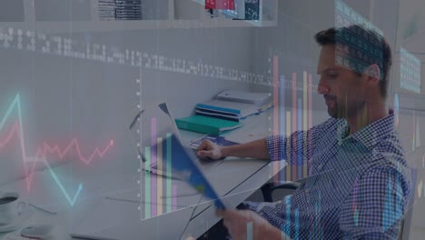 animación de estadísticas y datos sobre empresarios caucásicos que usan computadoras portátiles en la oficina