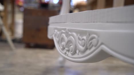 un primer plano de la esquina de una mesa blanca