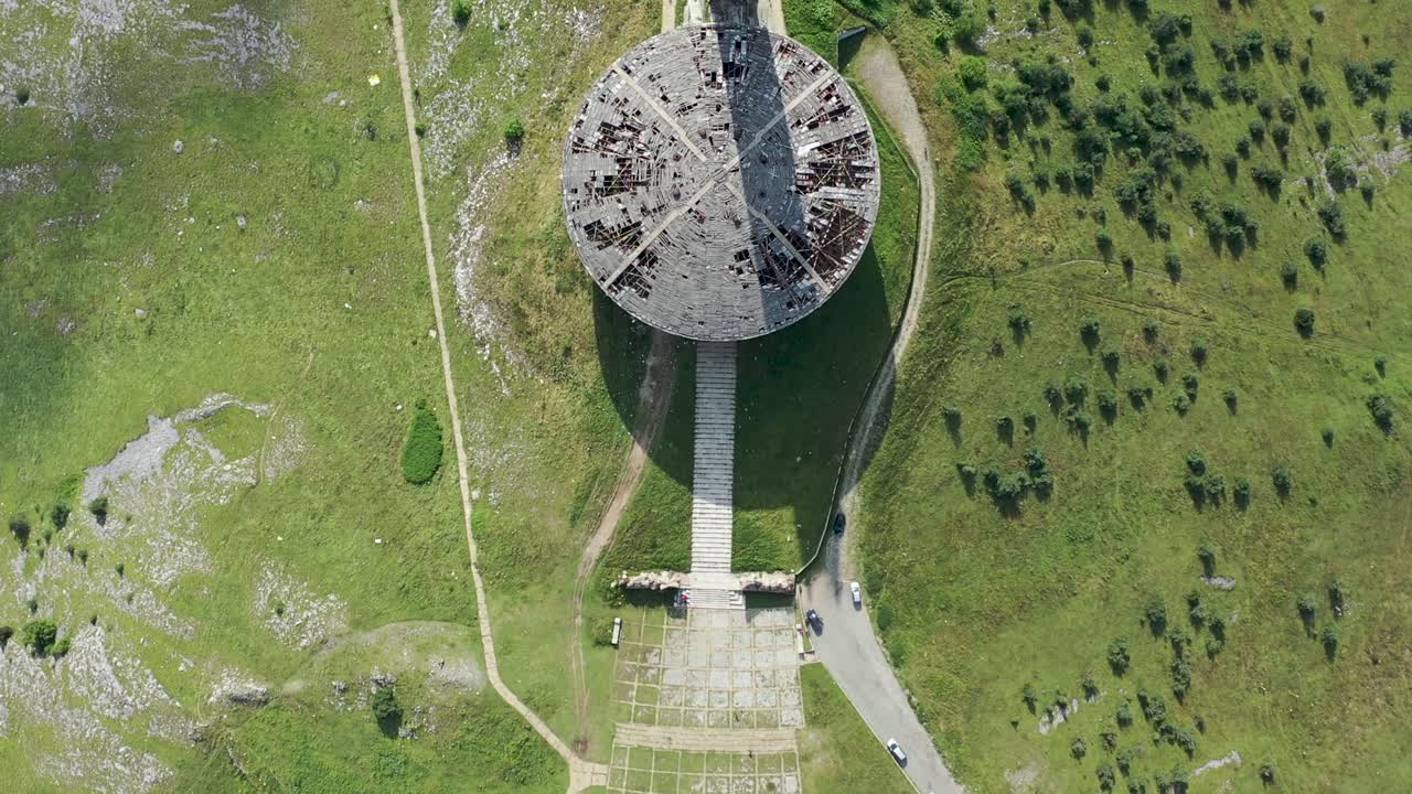 불가리아의 비행 접시처럼 보이는 산 꼭대기에 있는 buzludzha 기념물 위로 날아갑니다.