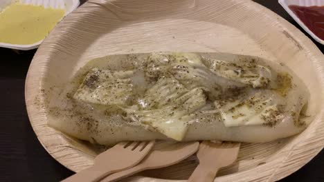 video de un bocadillo bengalí tradicional y delicioso conocido como pati septa de queso de pollo