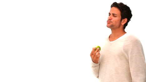 Hombre-De-Pelo-Oscuro-Comiendo-Una-Manzana-