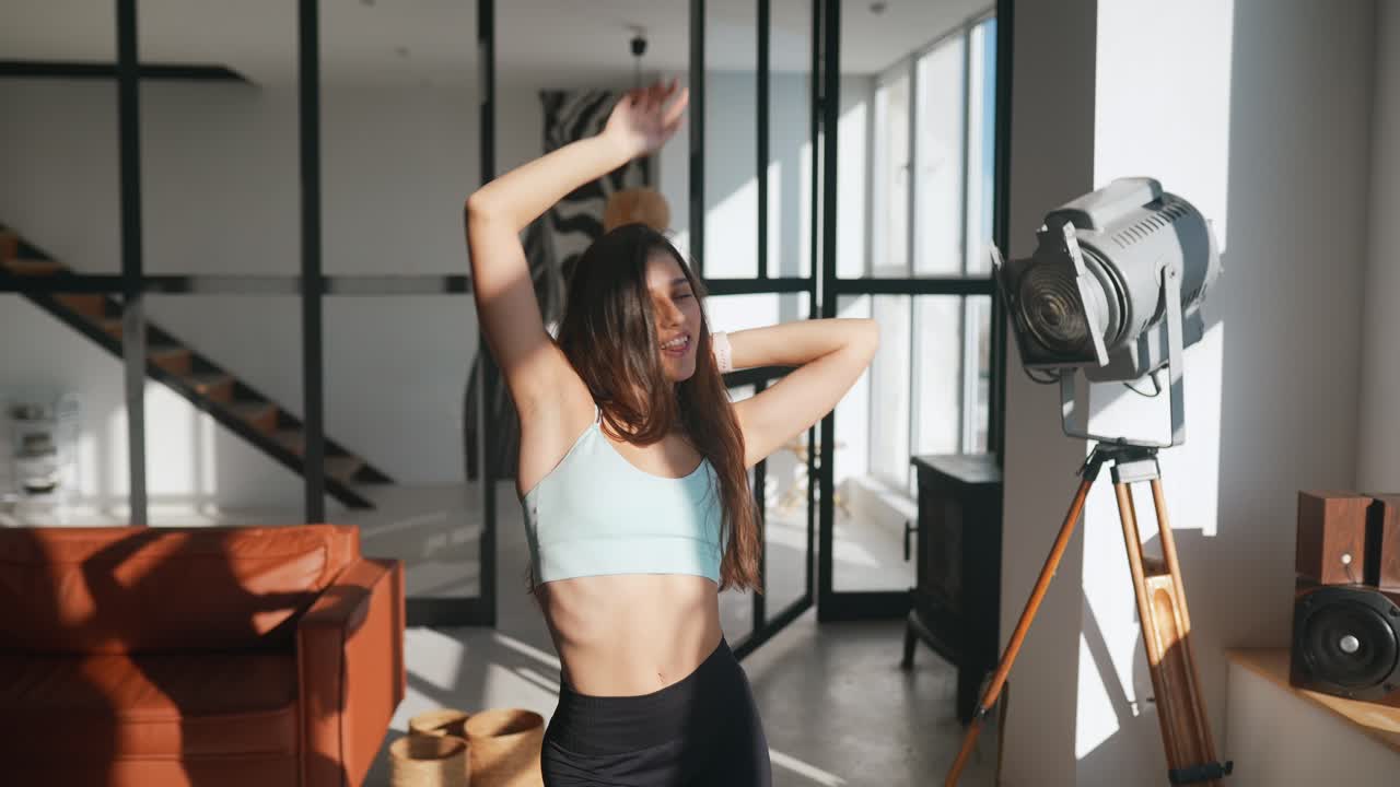 이 나는 거실에서 춤을 추는 여자