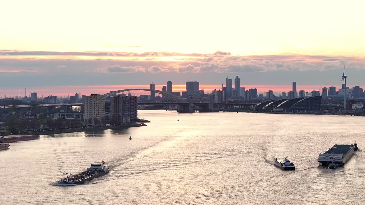 해가 지는 도시 로테르담, 네덜란드 - 공중 드론 촬영