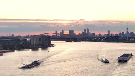 Horizonte-De-La-Ciudad-De-Rotterdam,-Países-Bajos-Al-Atardecer---Disparo-Aéreo-De-Drones