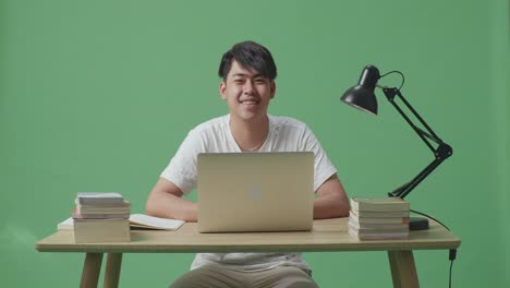 책상 에서 노트북 을 사용 하는 학생