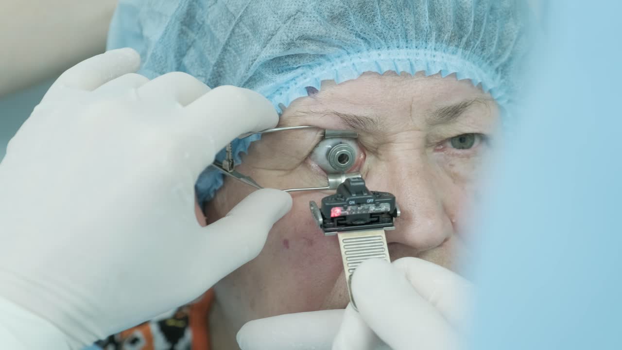 médico llenando la jeringa con medicamentos en el hospital, primer plano. vacunación e inmunización. anestesia