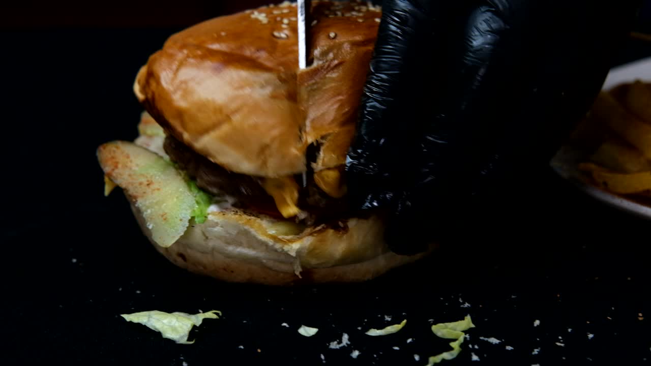 cortar una hamburguesa con un cuchillo.