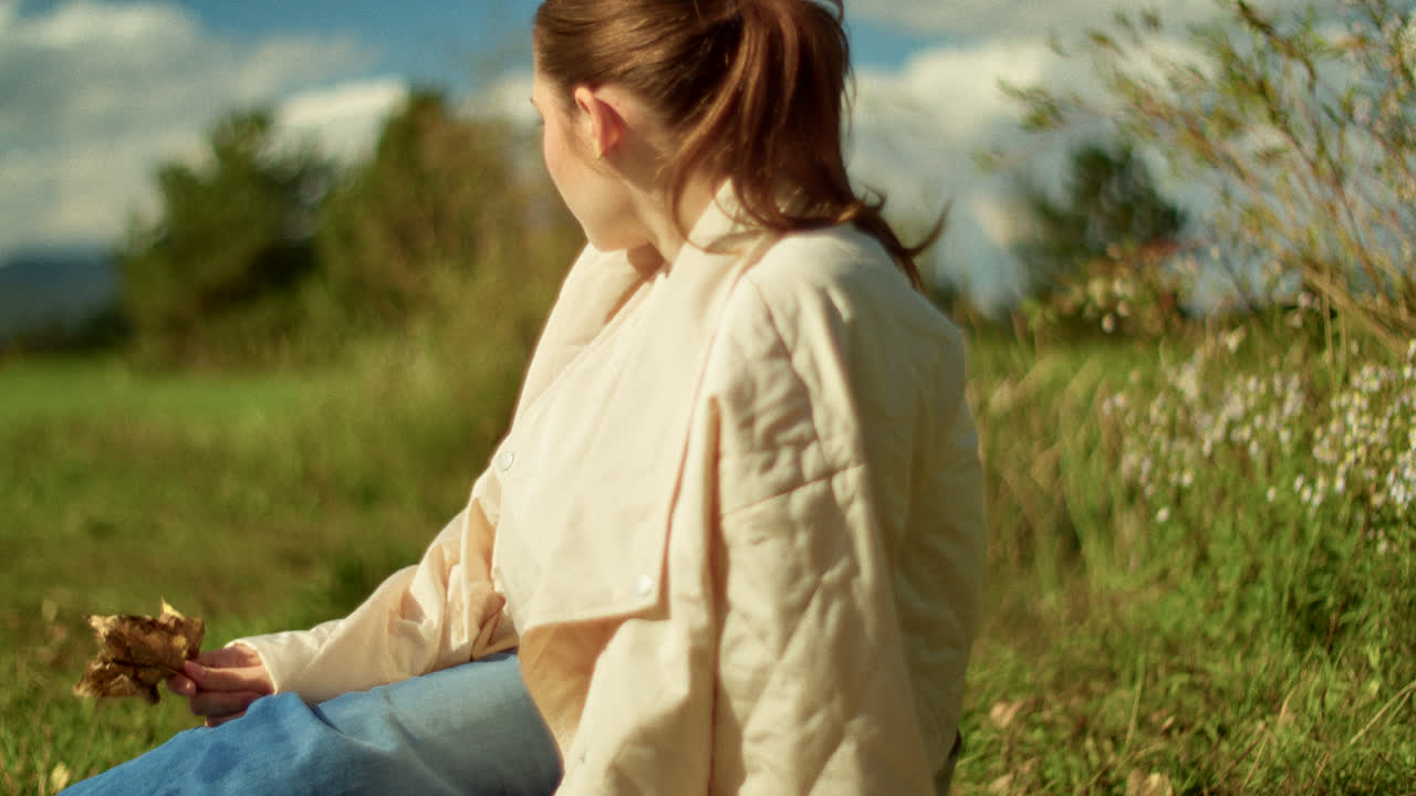 공원에서 휴식을 취하는 여자