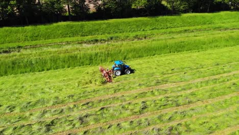 Henificadora-En-Acción-Filmada-Desde-Arriba-Durante-La-Cosecha-De-Heno