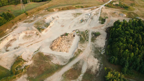 Sobrevuelo-Aéreo-De-La-Preparación-Del-Desarrollo-De-La-Parcela-De-Tierra-Para-La-Construcción-De-Edificios-De-Bienes-Raíces-Residenciales-Tala-De-árboles-Vista-De-Drones-Puesta-De-Sol-Toronto-4k