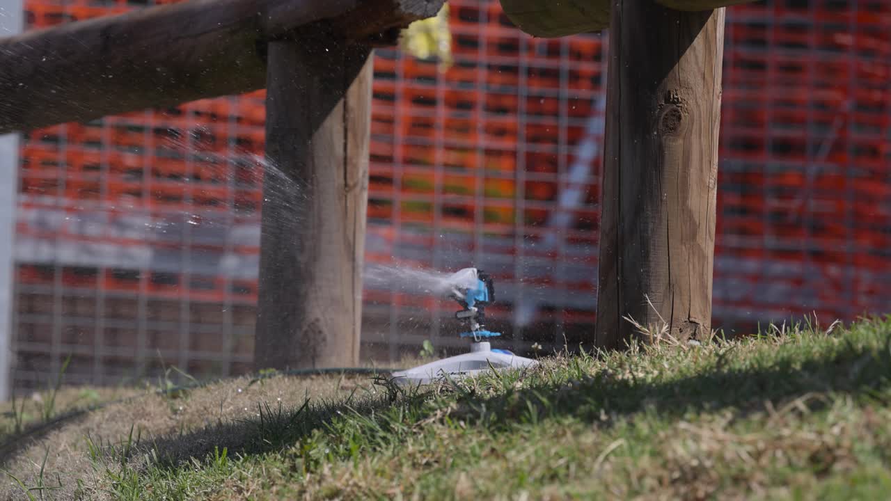 빈나 부라 (binna burra) 에서 느린 속도로 작동하는 물 스프링클러