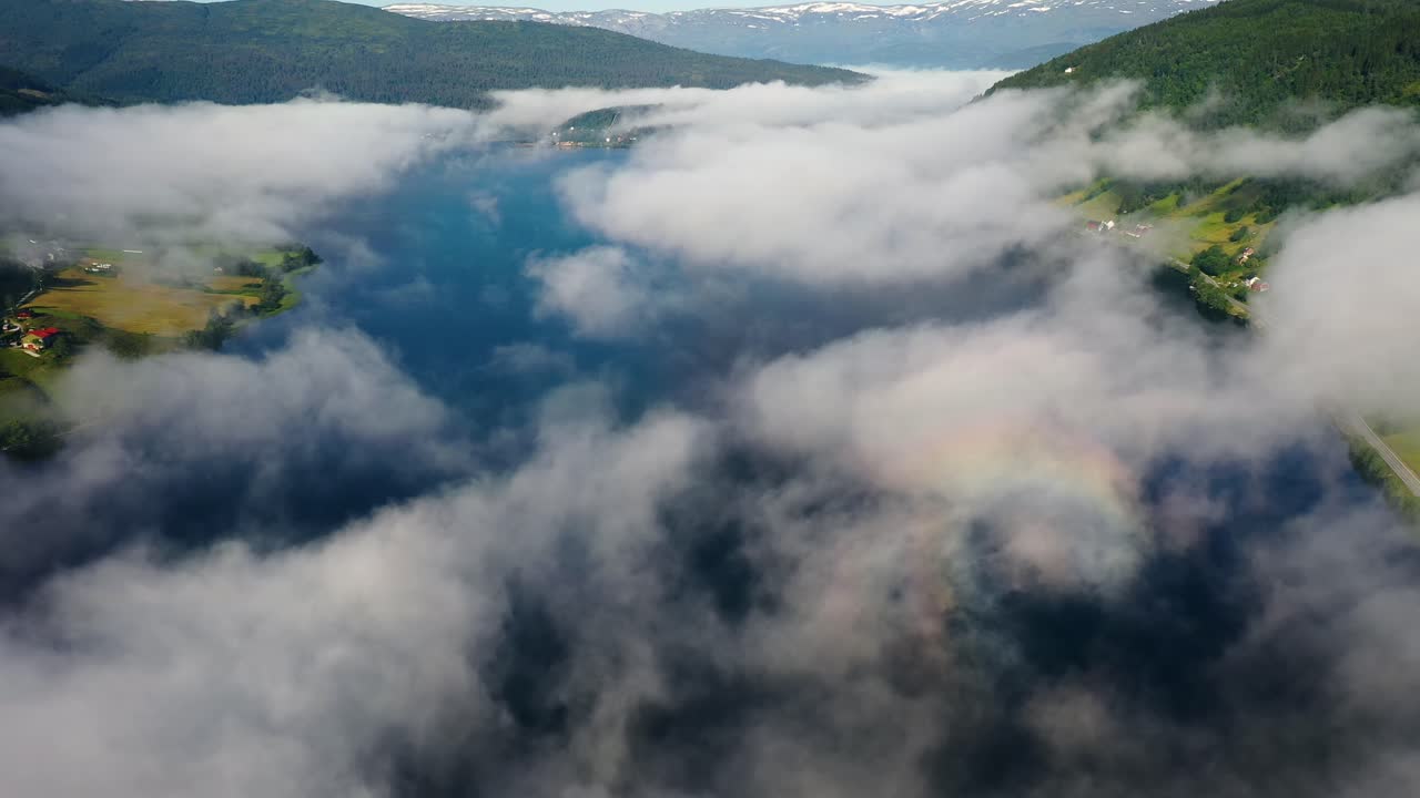 imágenes aéreas de la hermosa naturaleza de noruega sobre las nubes.