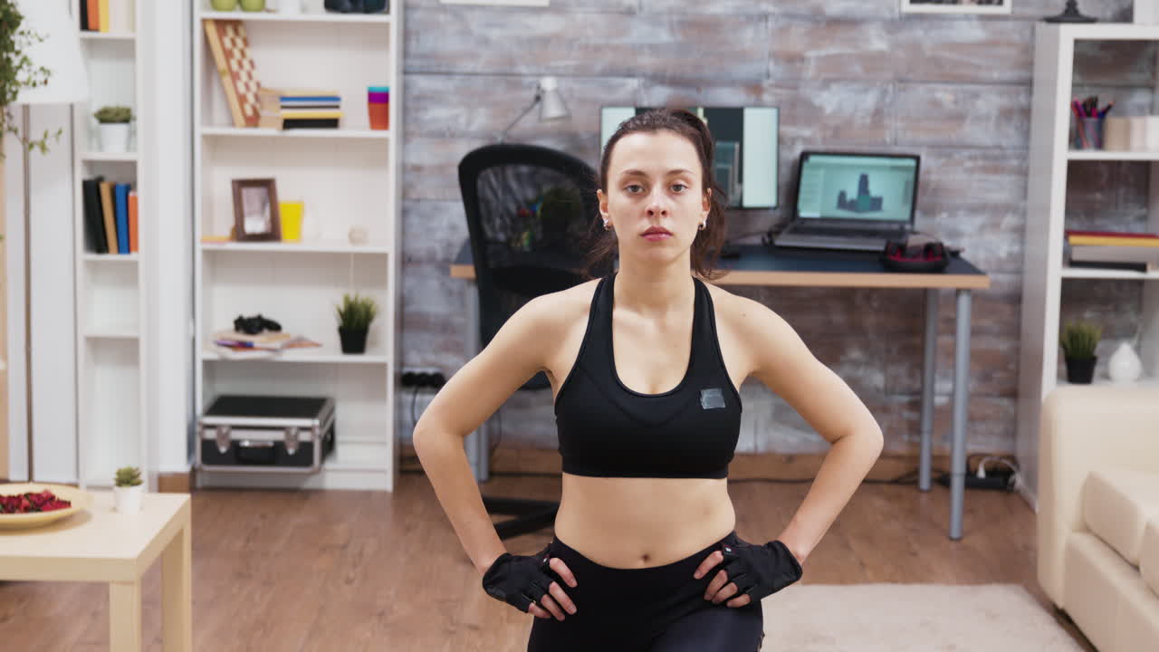 mujer haciendo ejercicio en casa