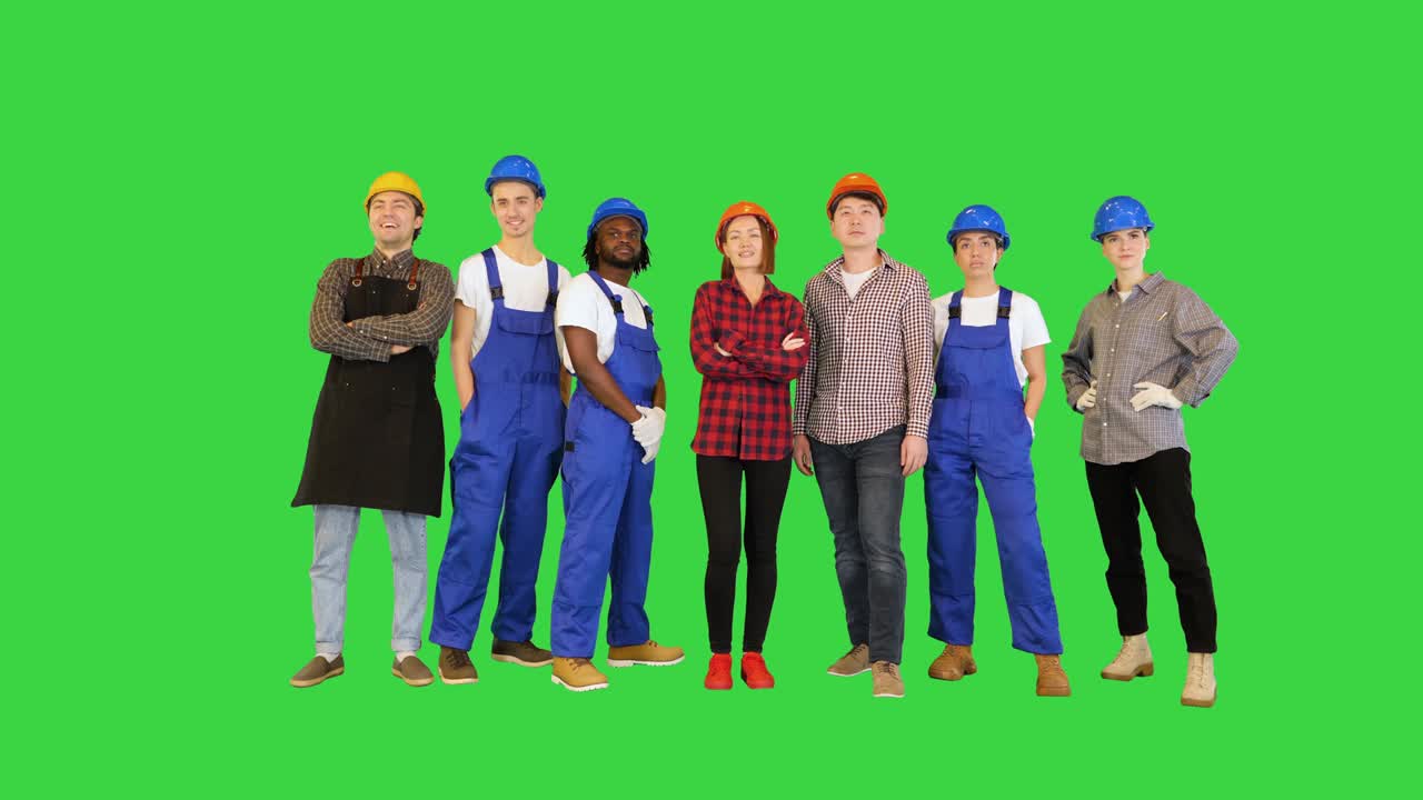 grupo de arquitectos, ingenieros y trabajadores se reúnen en una pantalla verde, clave de croma