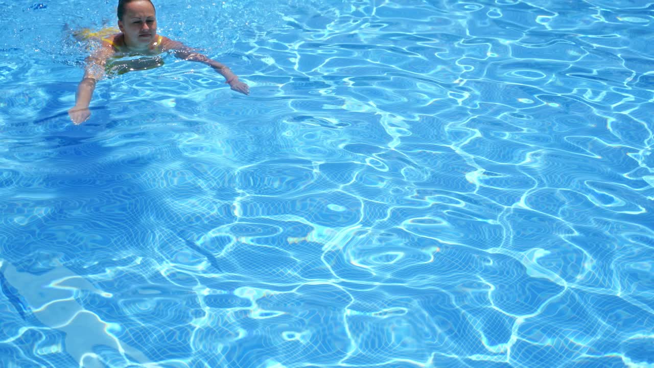 Sfondo di acqua blu in piscina