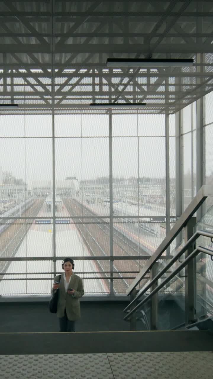 mujer viajando a la estación de tren