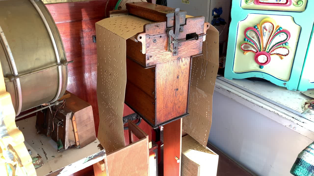 rollo de música tocando desde un viejo instrumento musical