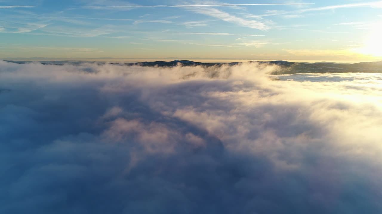 움직이는 구름 위의 드론 비행