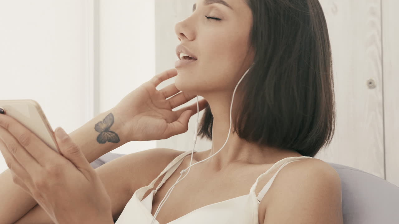 mujer escuchando música en el teléfono